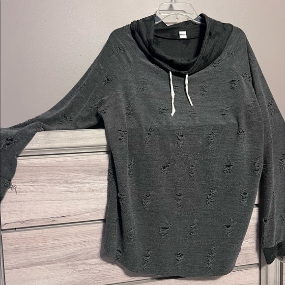 Gray top. - Picture 1 of 4